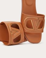 VLOGO CUT-OUT CALFSKIN SLIDE SANDAL - Image 3